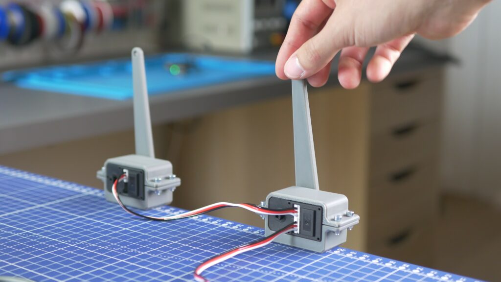 Daisy-chaining STS3215 servo motors together to control more than one motor at once.